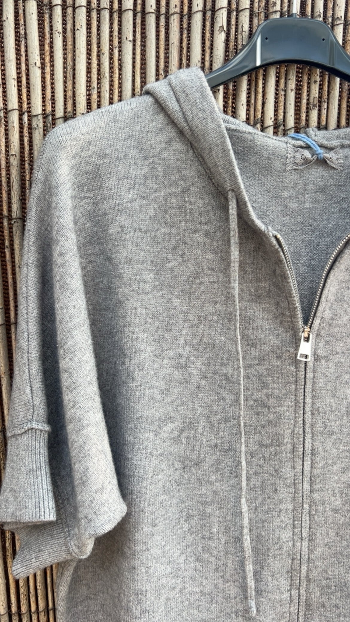 Chaqueta gris con capucha