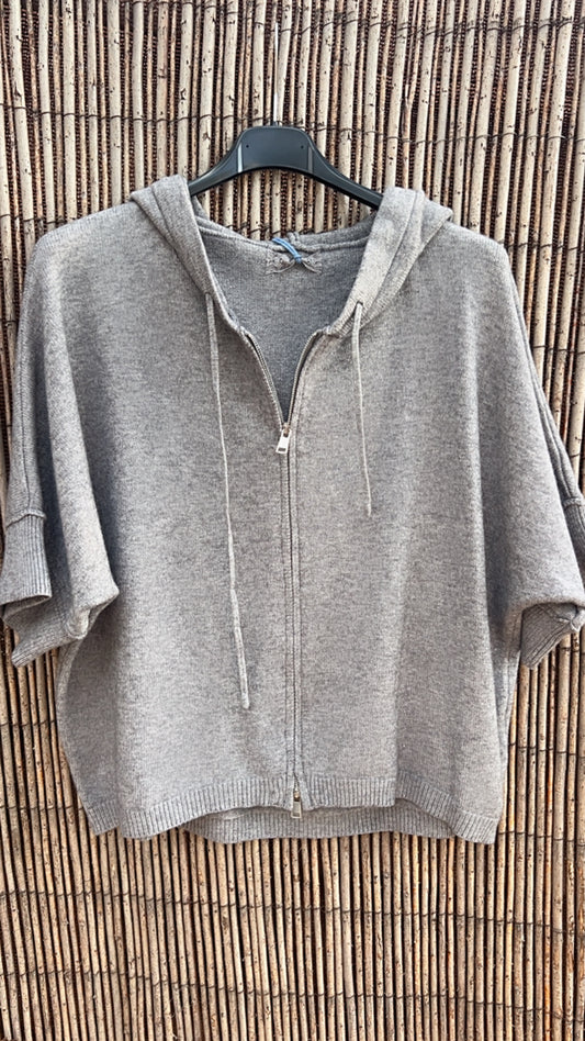 Chaqueta gris con capucha