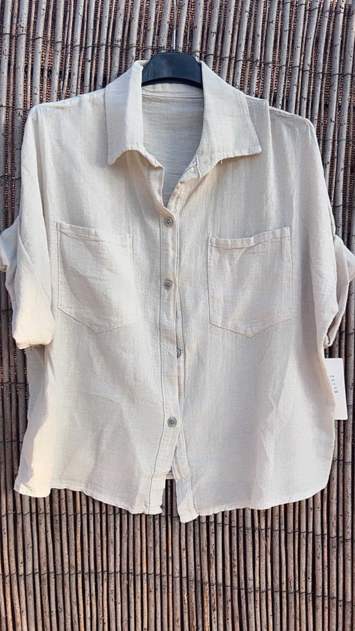 Camisa con bolsillos beige