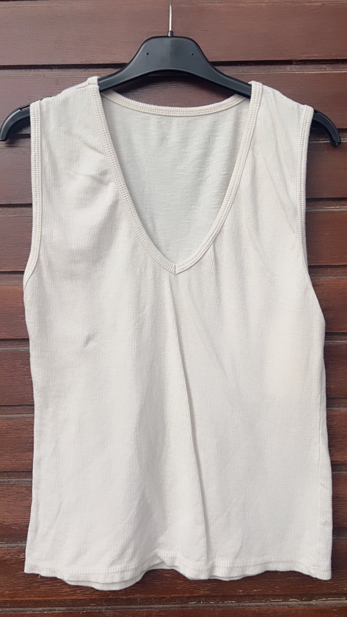 Top beige entallado