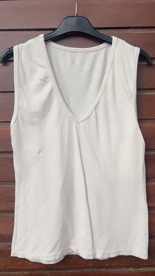Top beige entallado