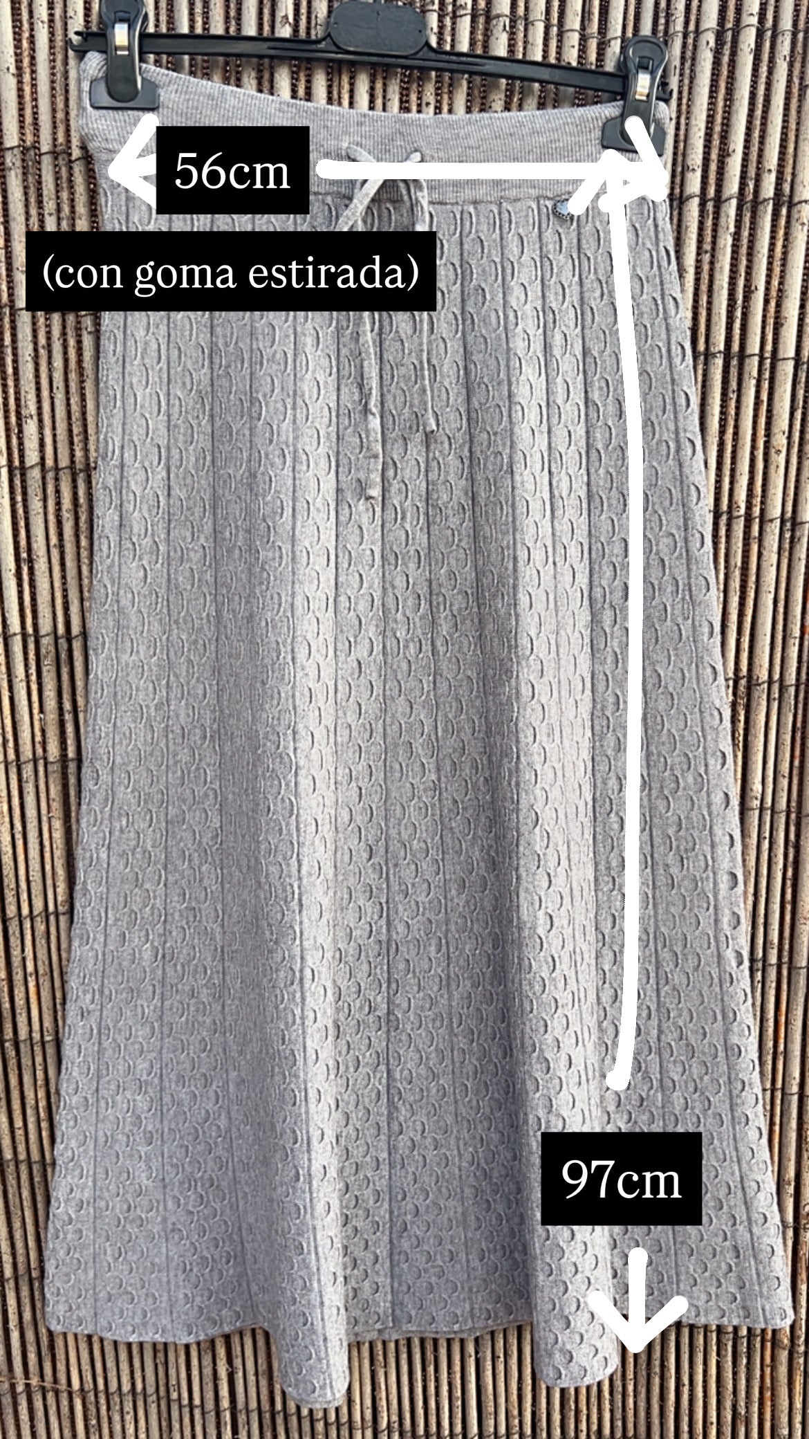 Falda beige punto detalle circulos
