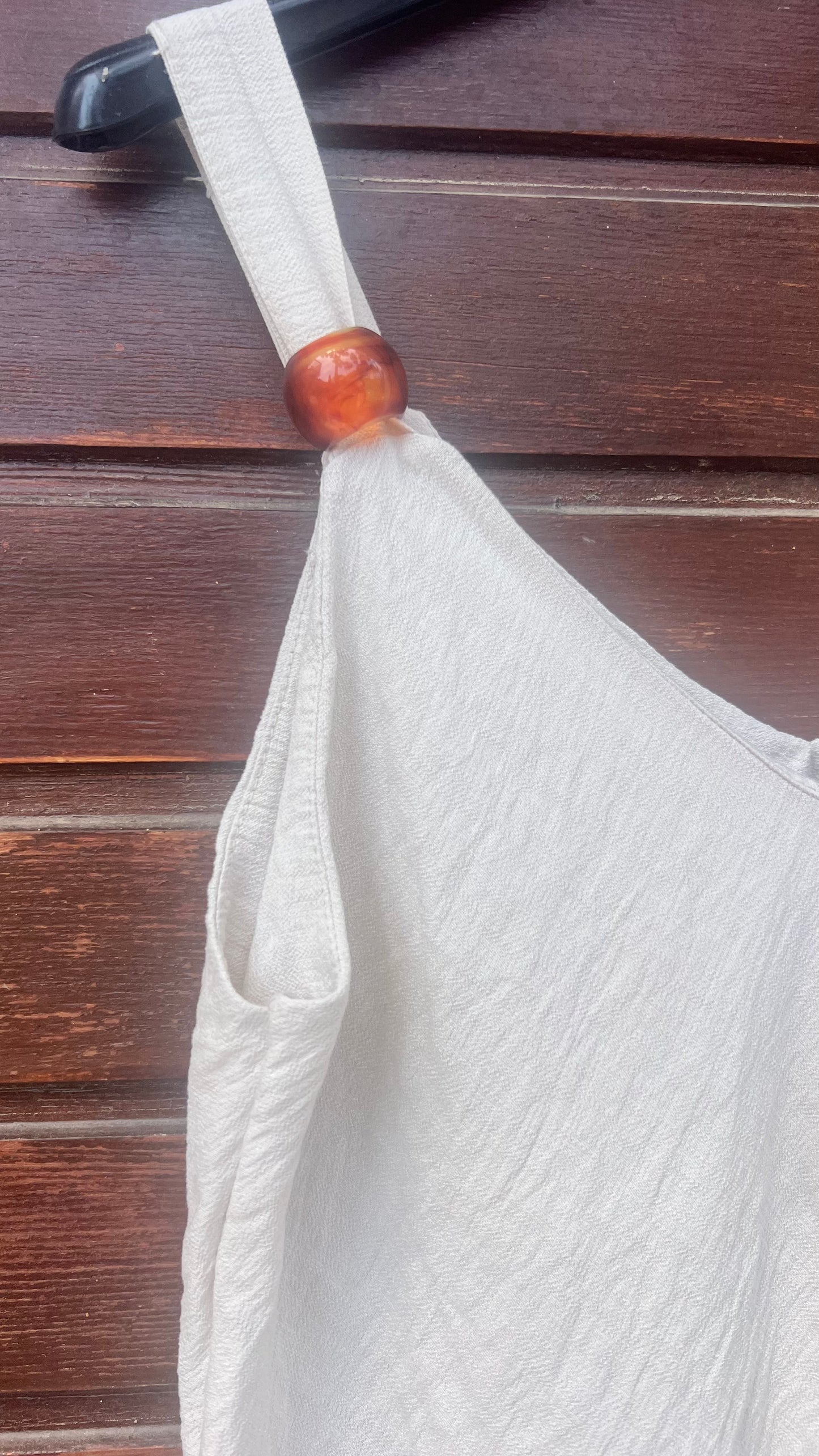 Top blanco detalle bola