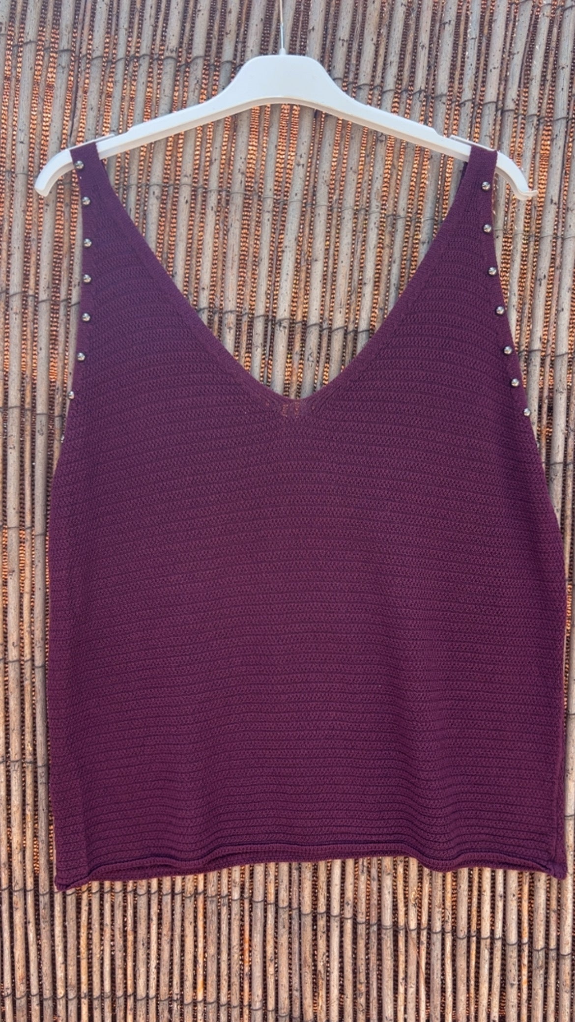 Top burdeos tachuelas