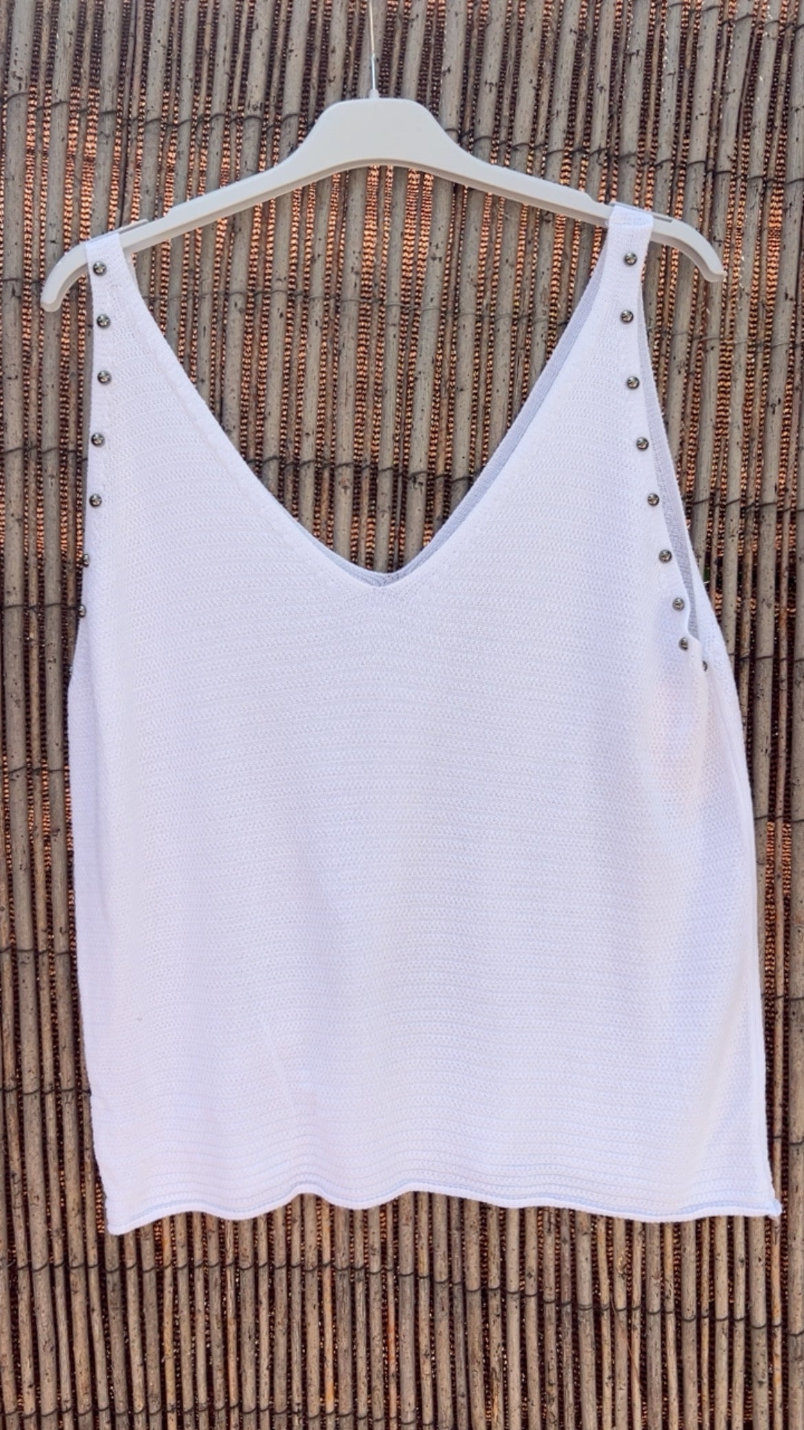 Top blanco tachuelas