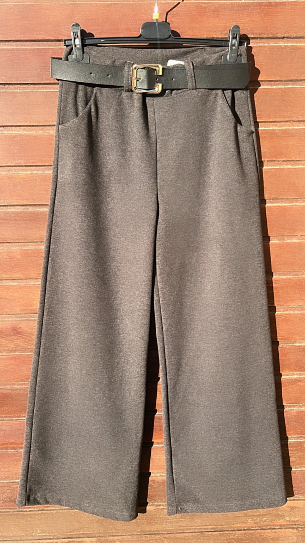 Pantalón gris con tallas