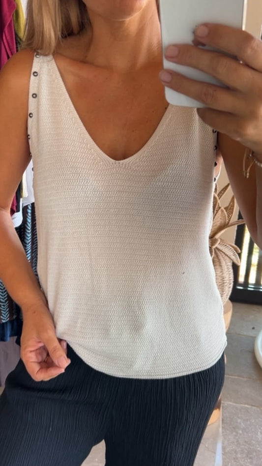 Top beige tachuelas