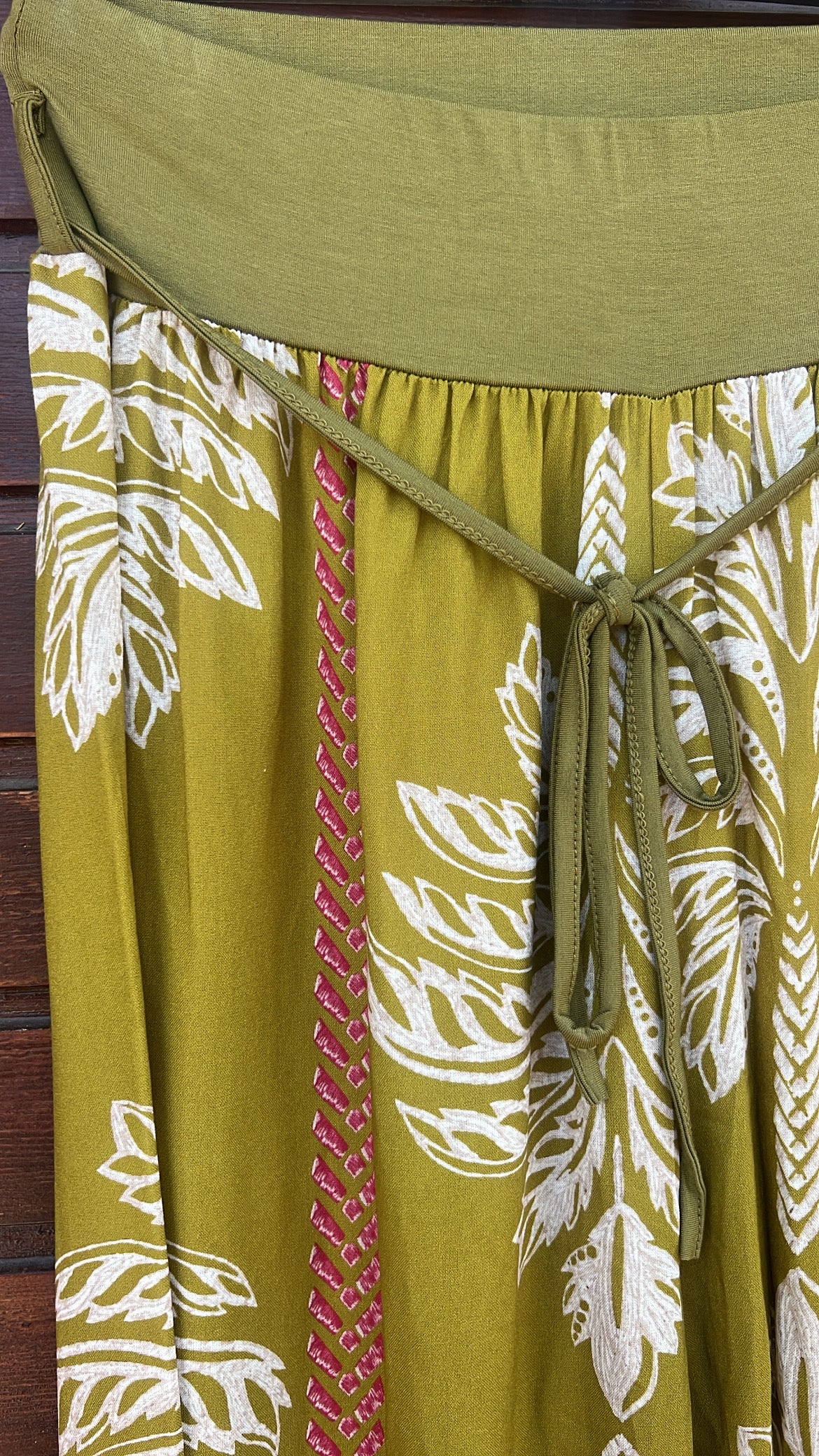 Pantalón estampado palmeras pistacho