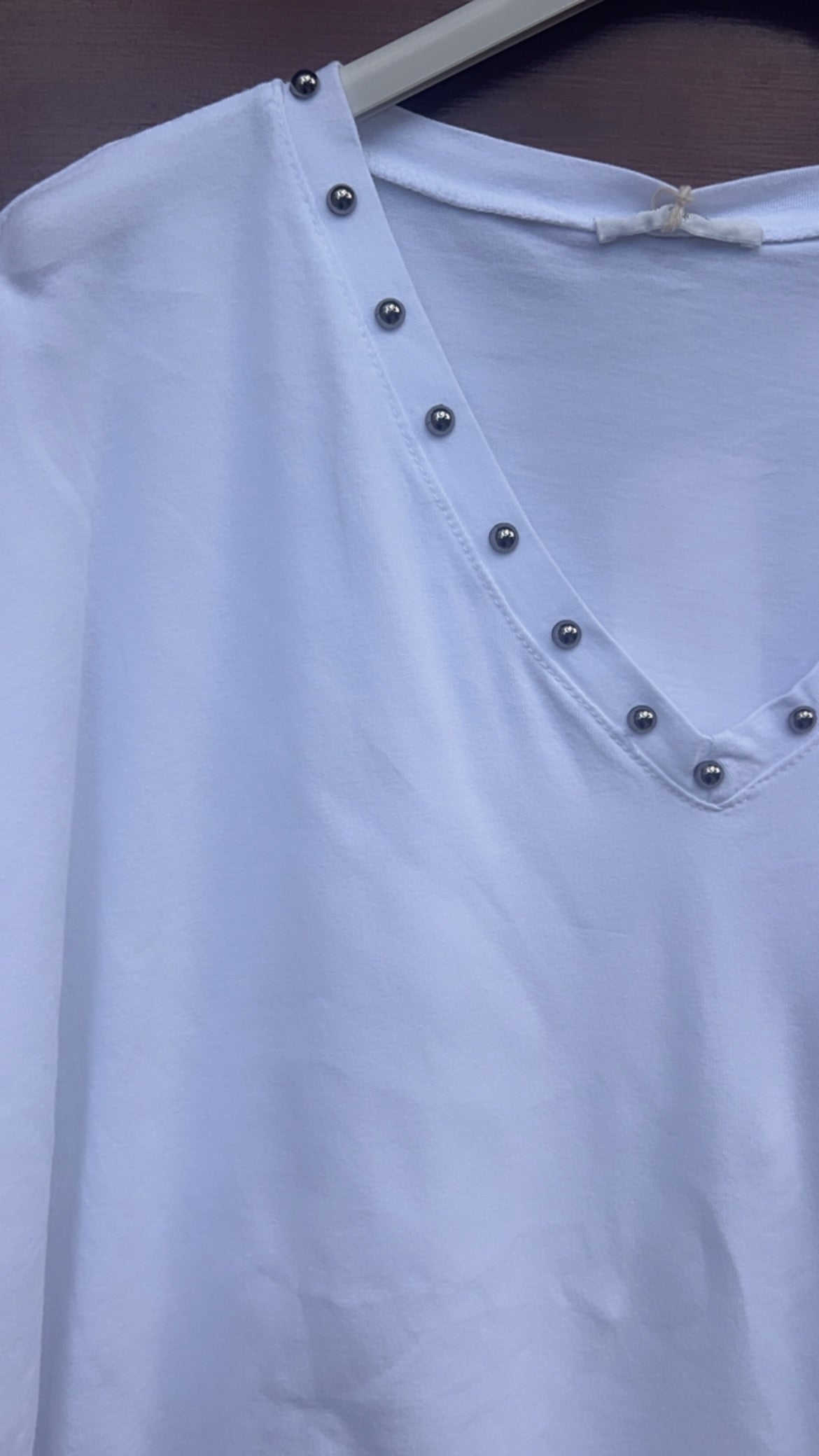 Camiseta blanca tachuelas pico escote