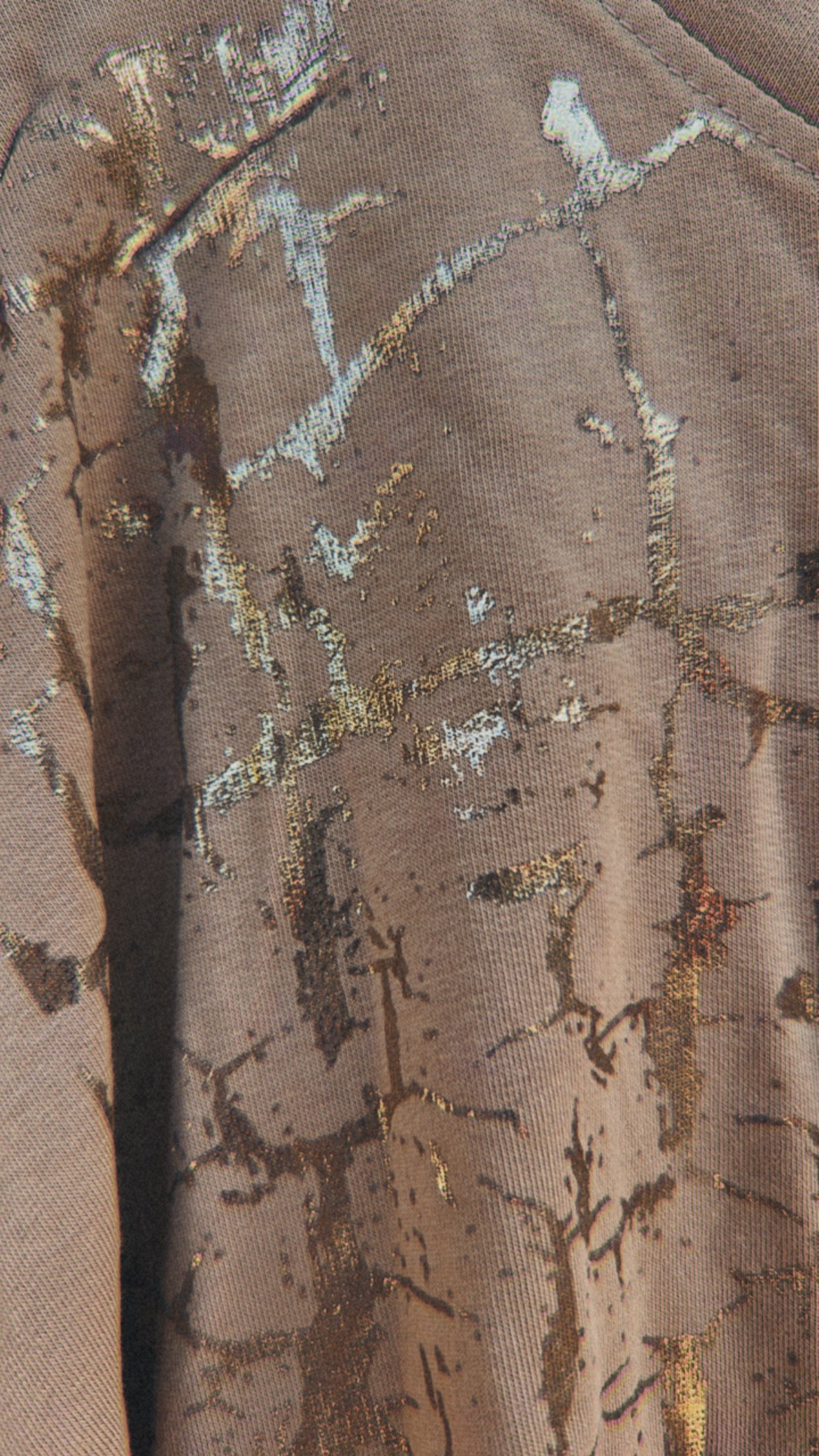 Camiseta marrón con detalles dorados