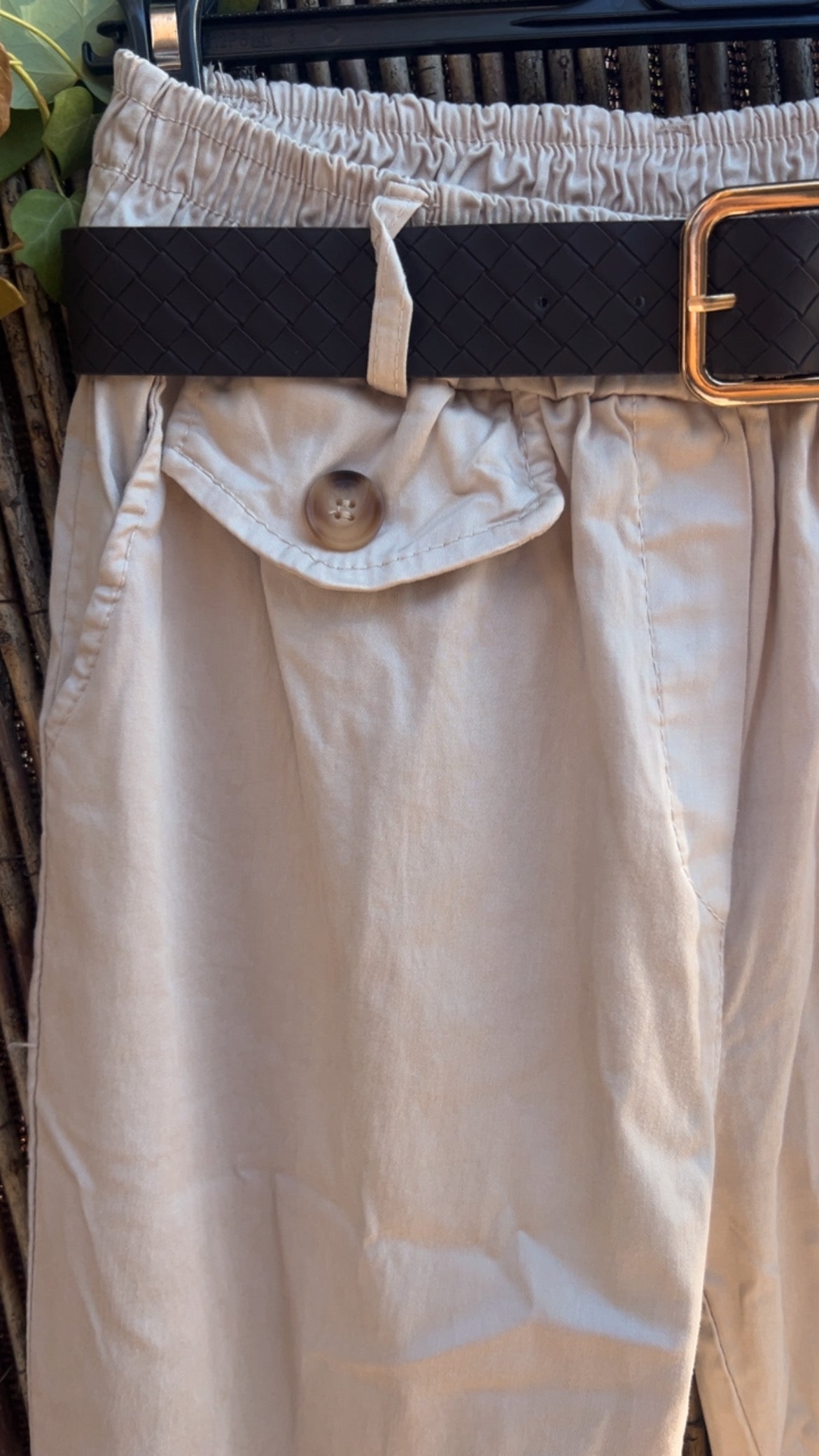 Jogger beige detalle bolsillo