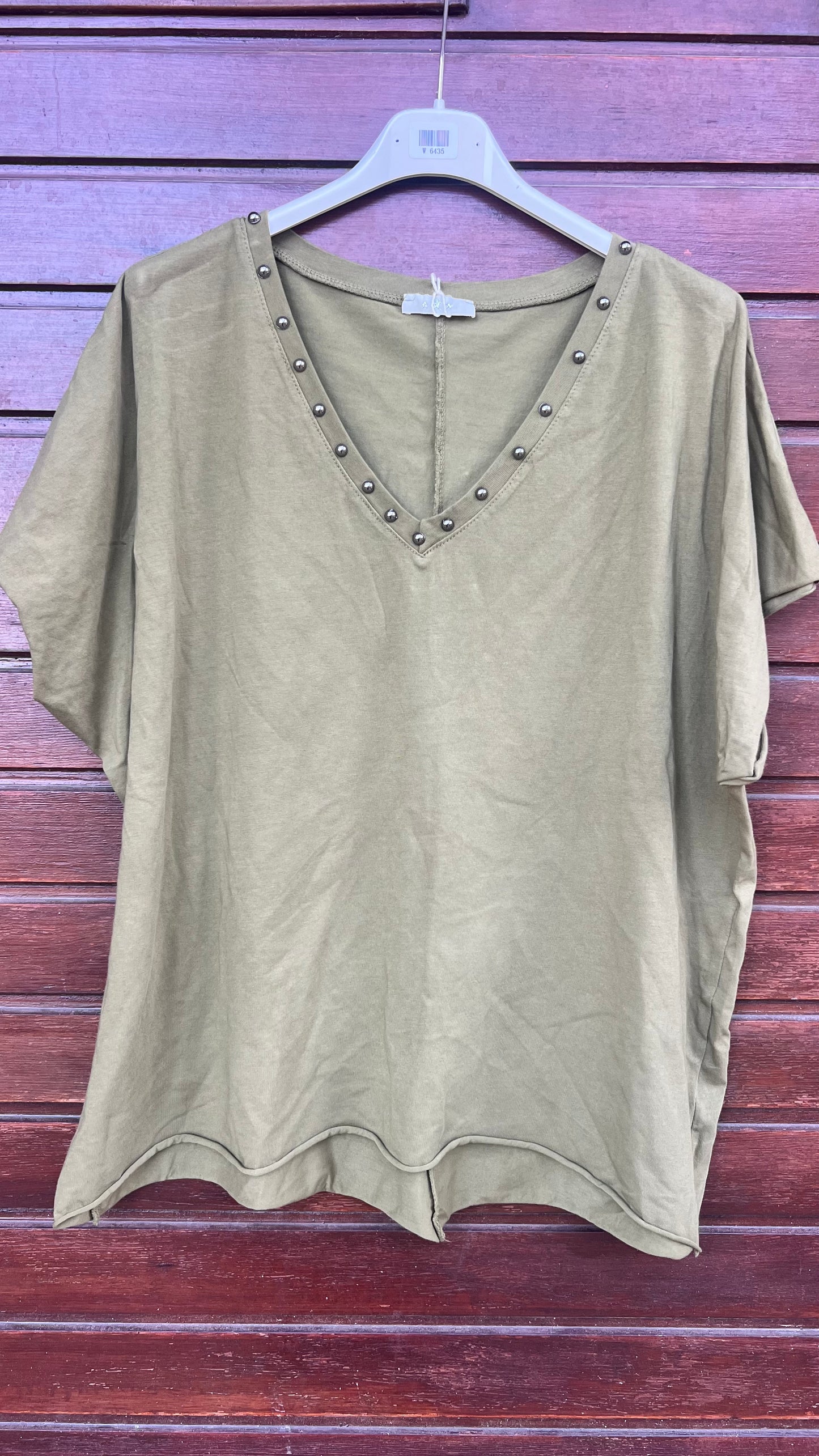 Camiseta pistacho tachuelas pico escote