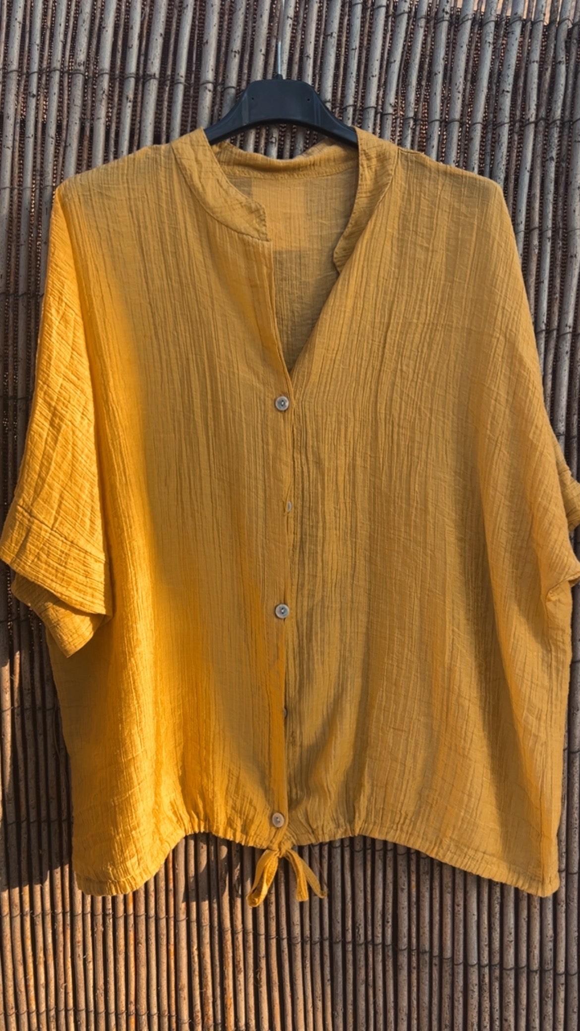 Camisa mostaza nudo