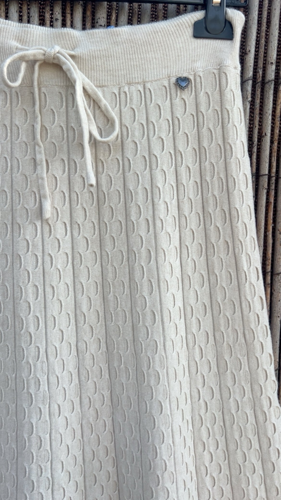 Falda beige punto detalle circulos