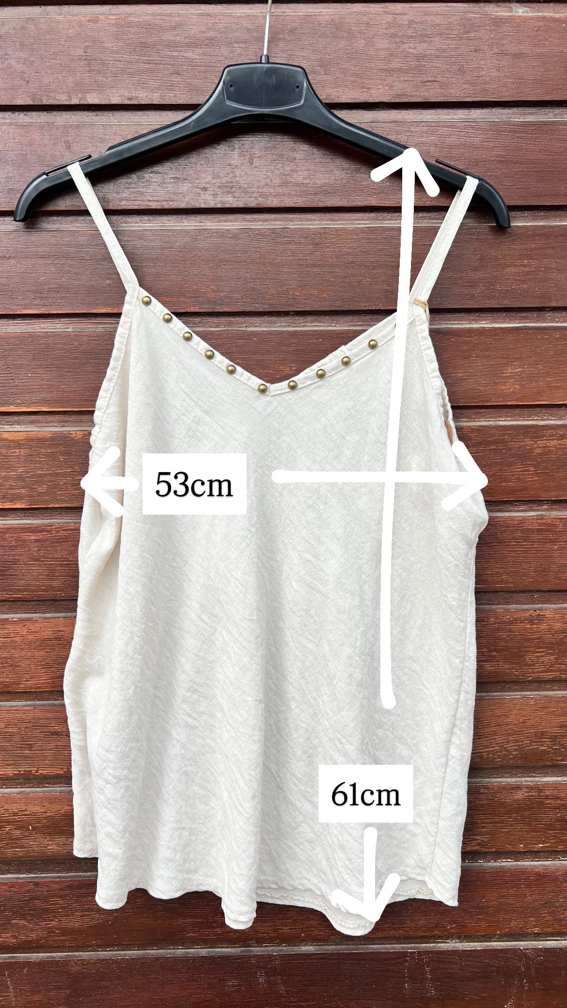 Top tachuelas beige