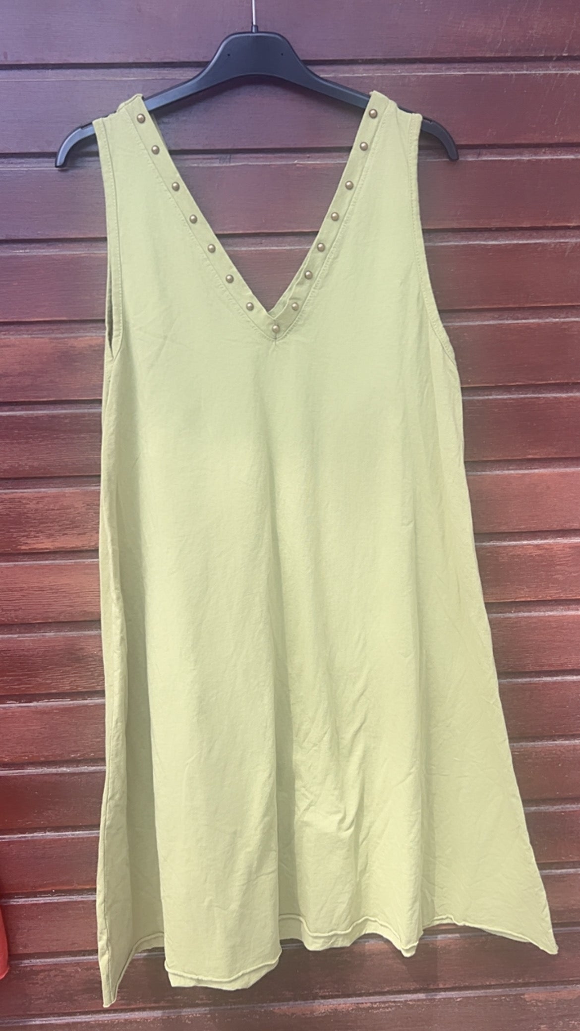 Vestido pistacho tachuelas