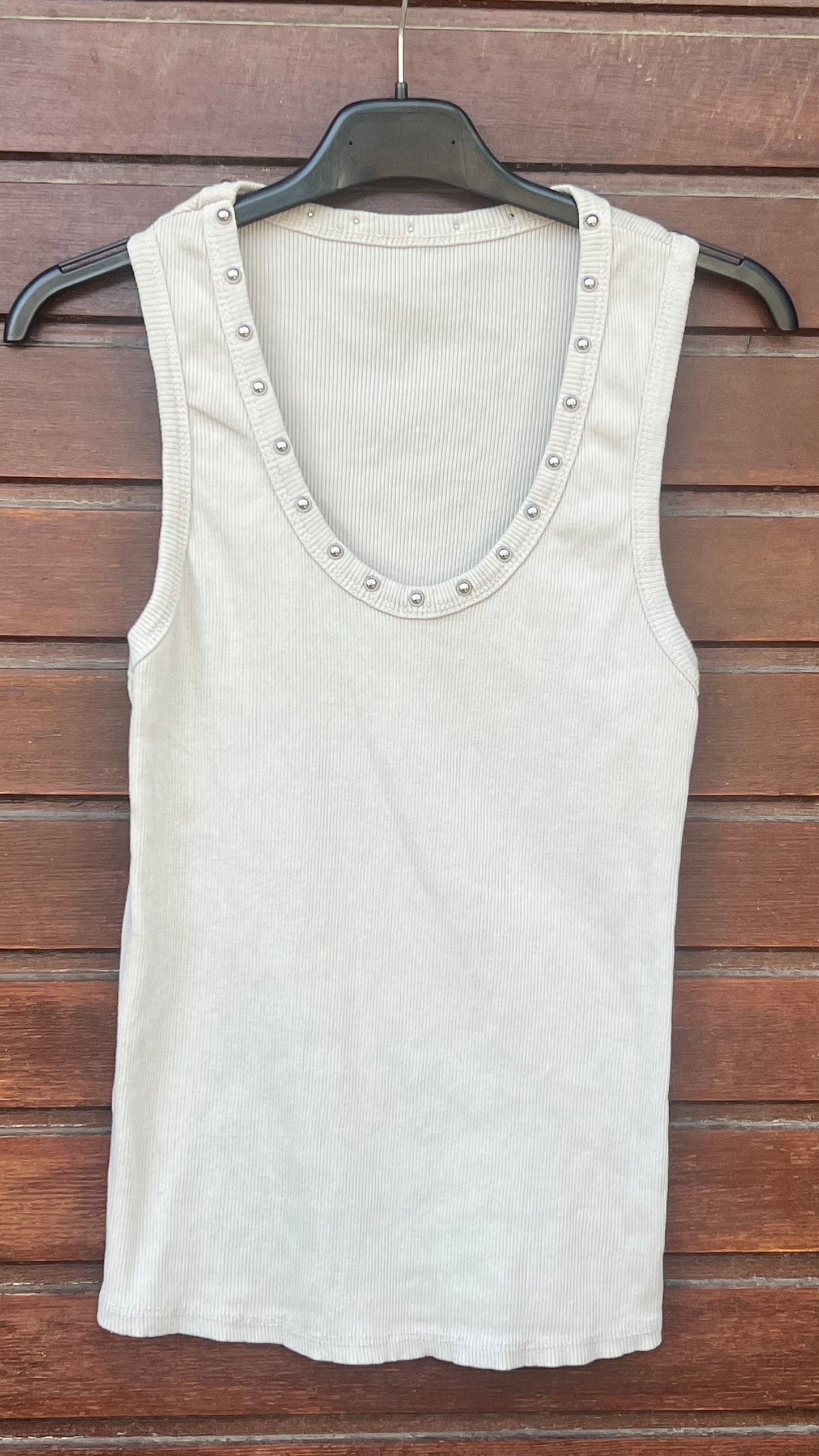 Top tachuelas beige entallado
