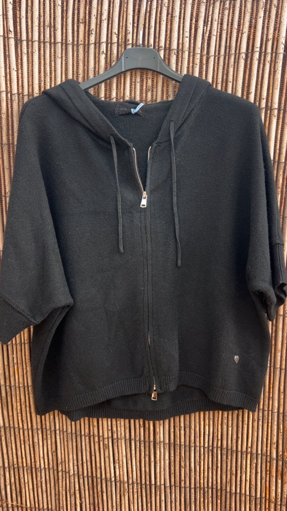 Chaqueta negra con capucha