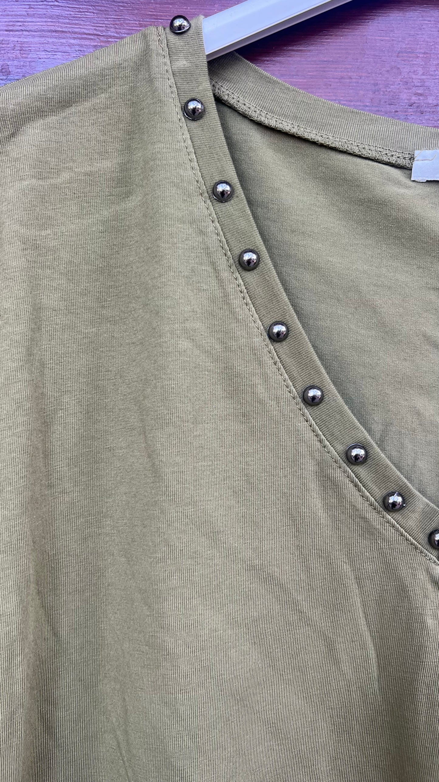 Camiseta pistacho tachuelas pico escote