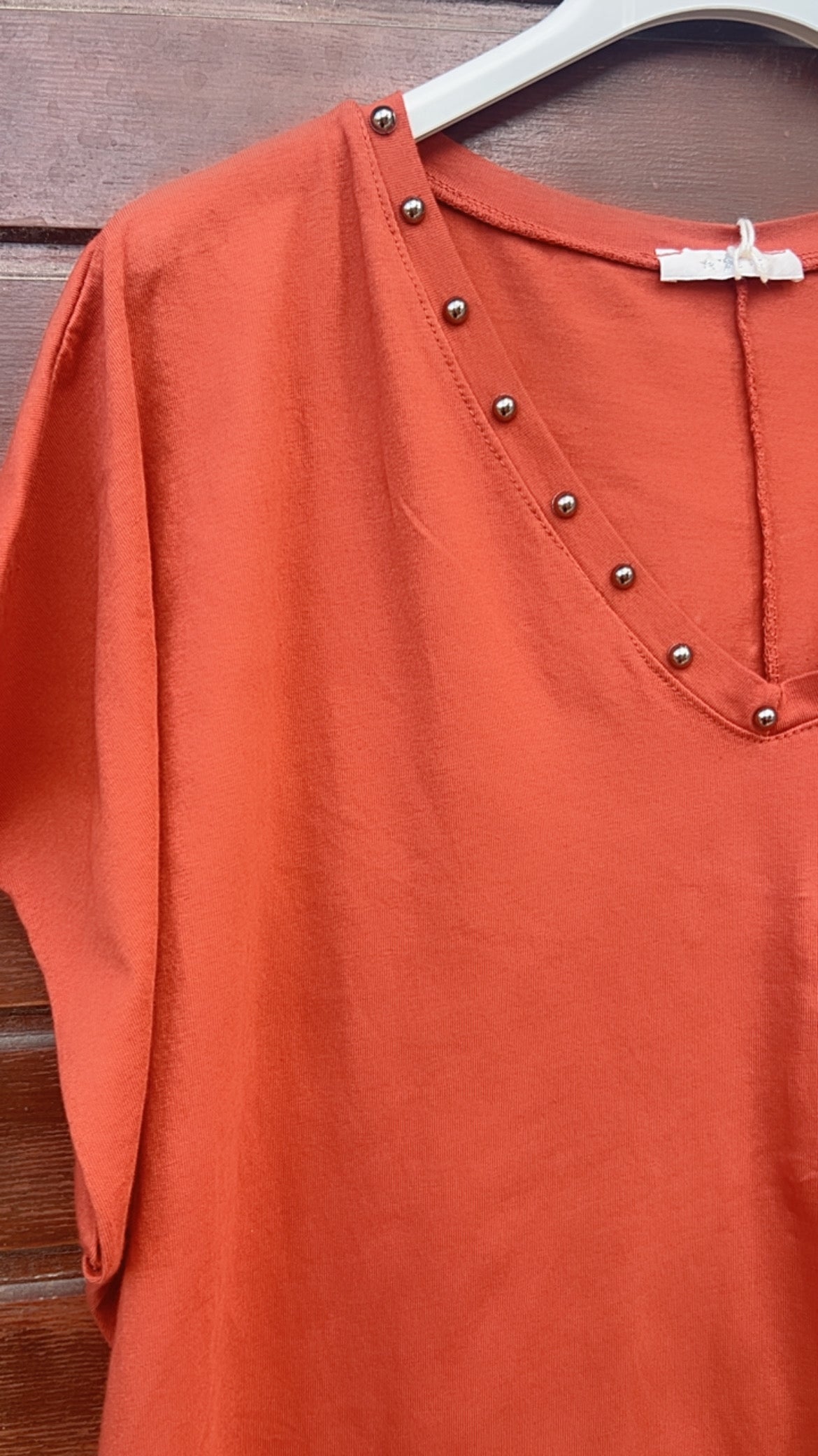 Camiseta teja tachuelas pico escote