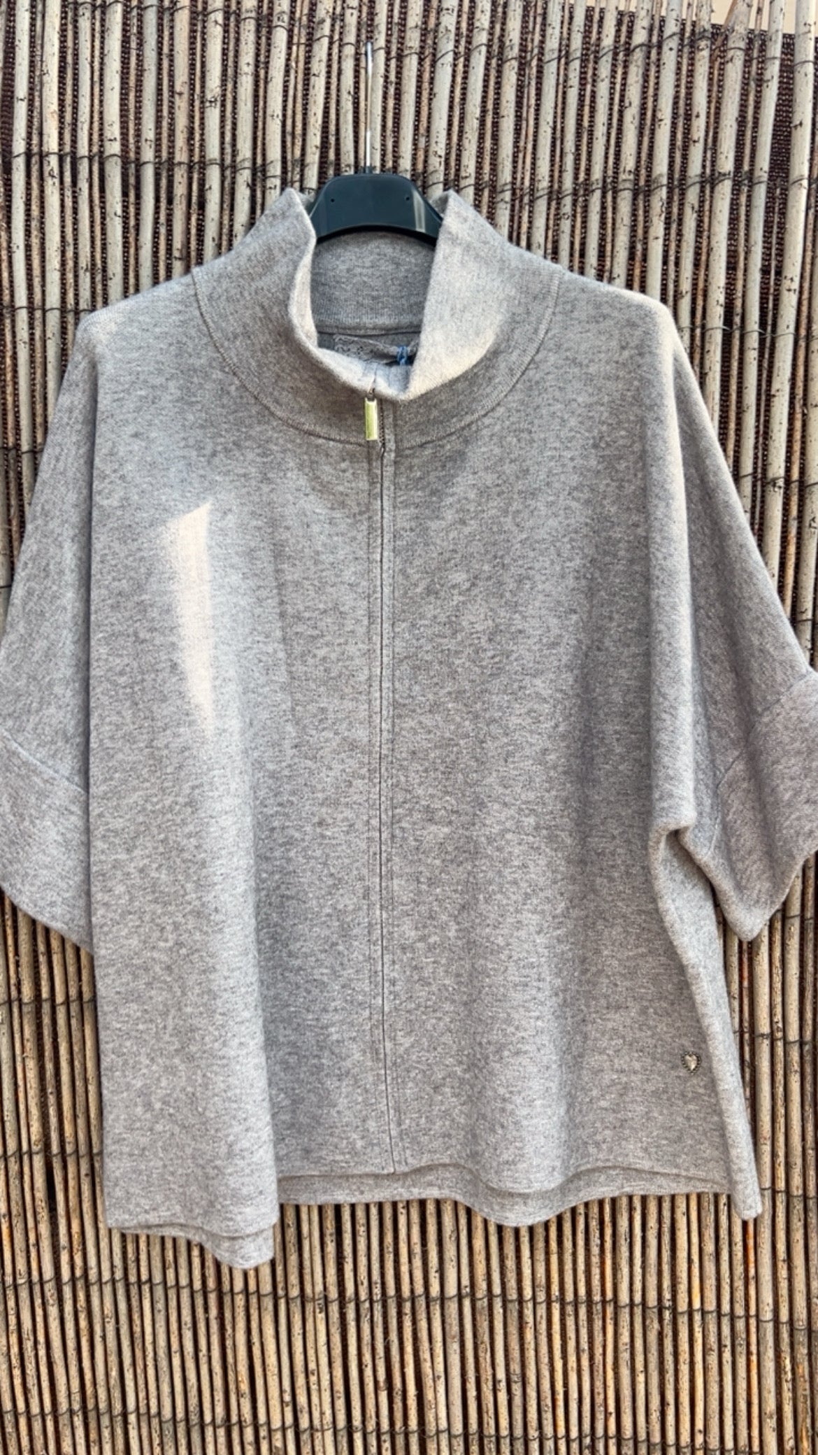 Chaqueta gris cuello