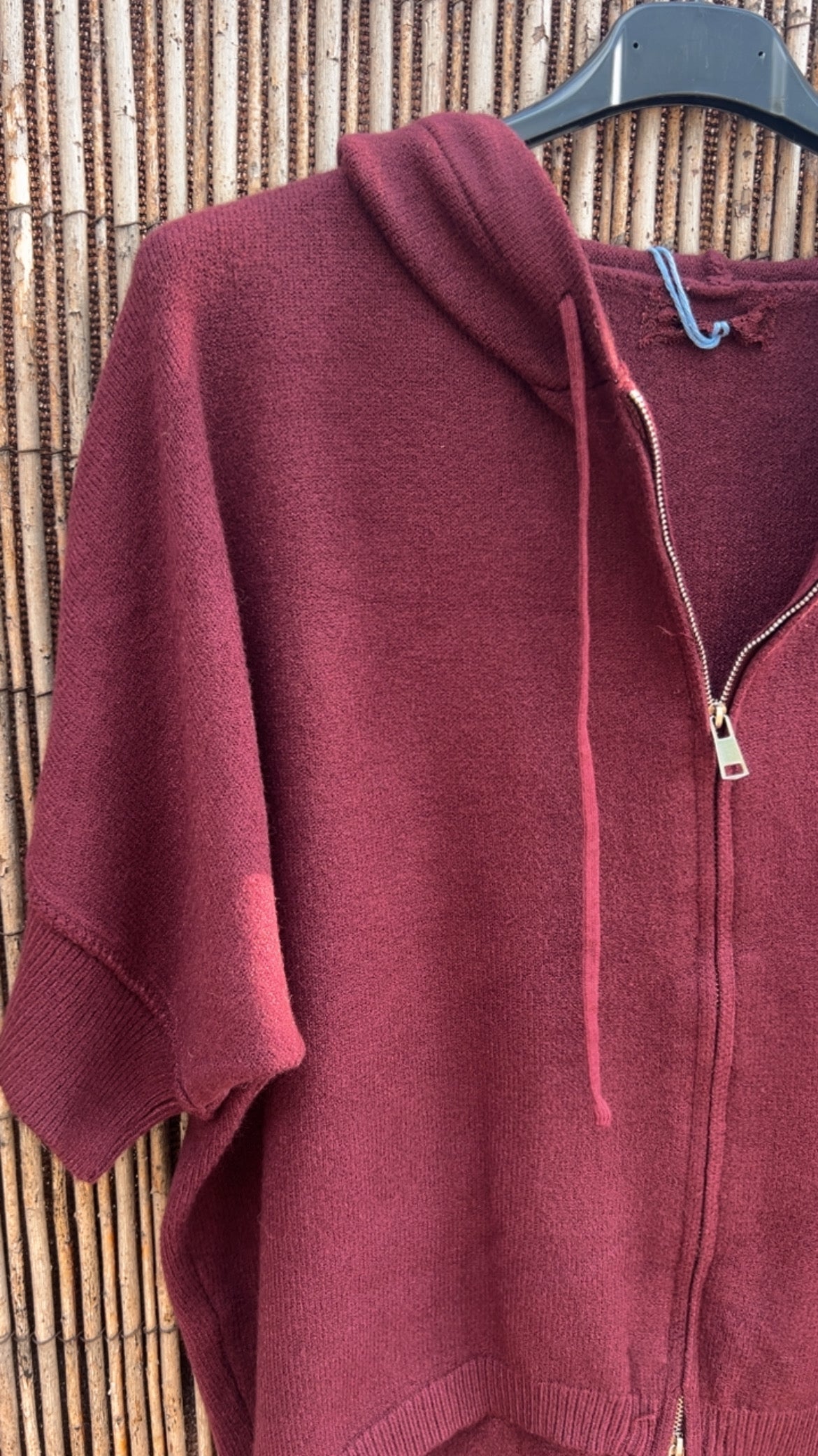 Chaqueta burdeos con capucha
