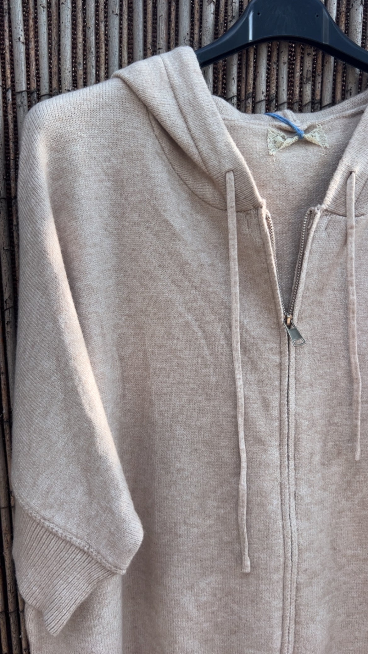 Chaqueta beige con capucha