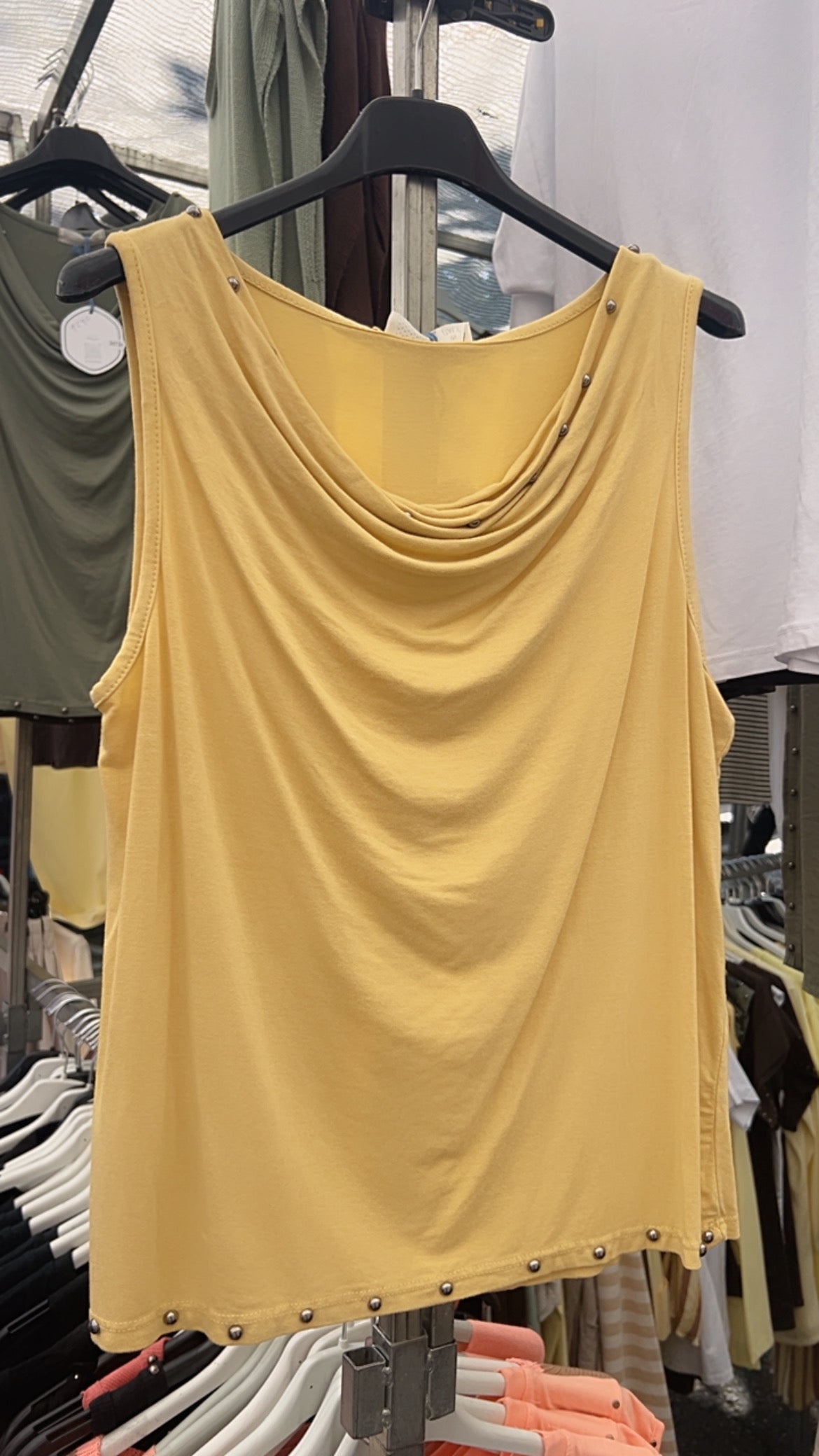 Top drapeado amarillo