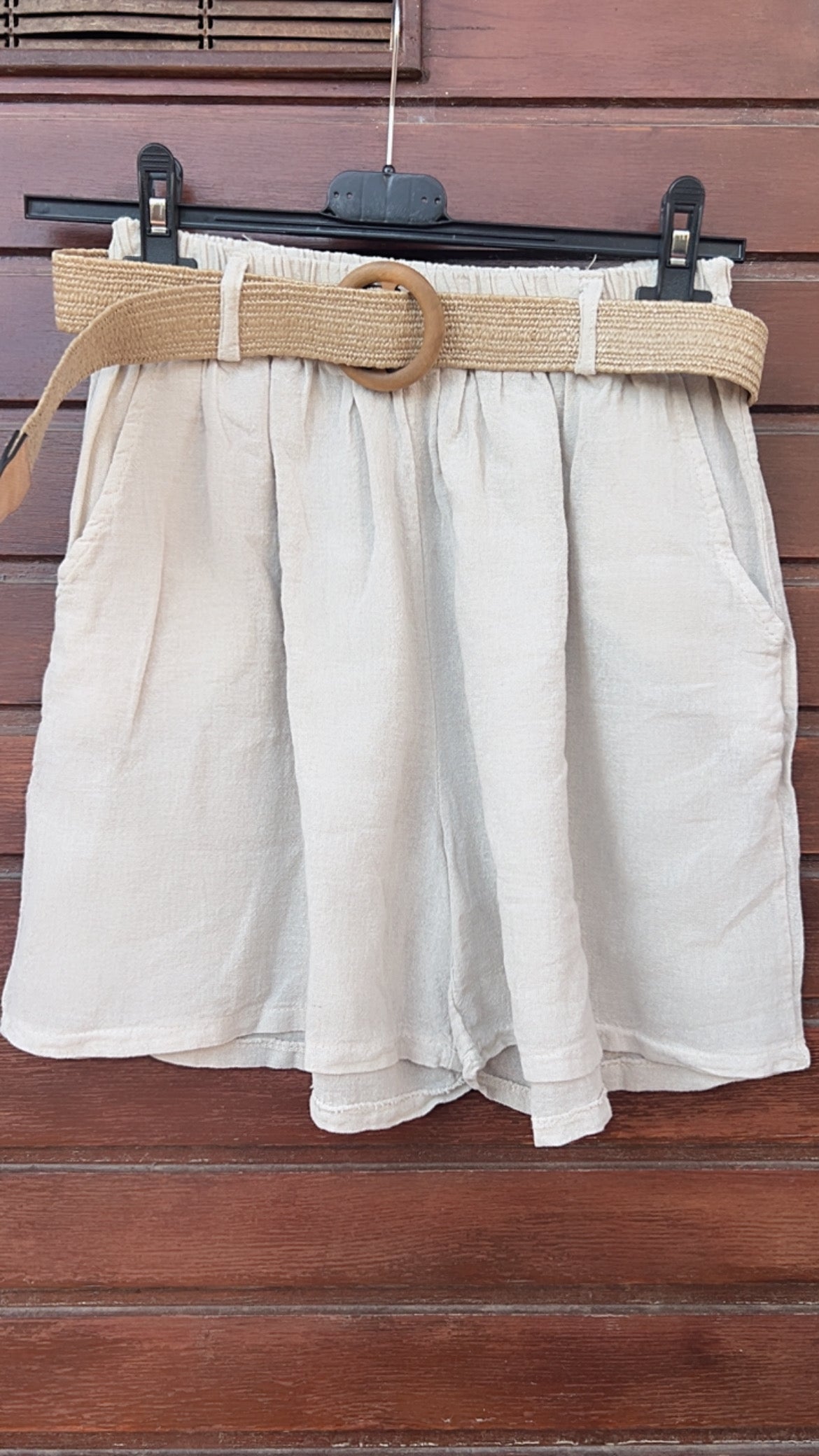 Pantalón beige con cinturón