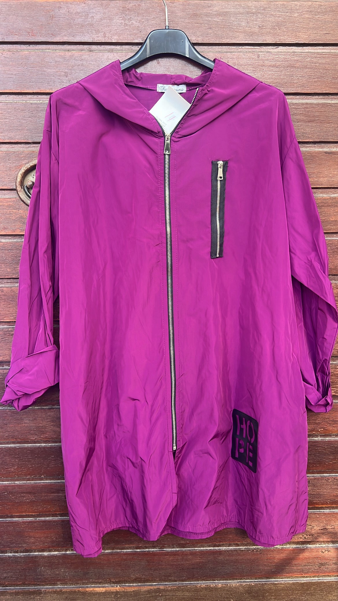 Chaqueta berenjena detalle cremallera