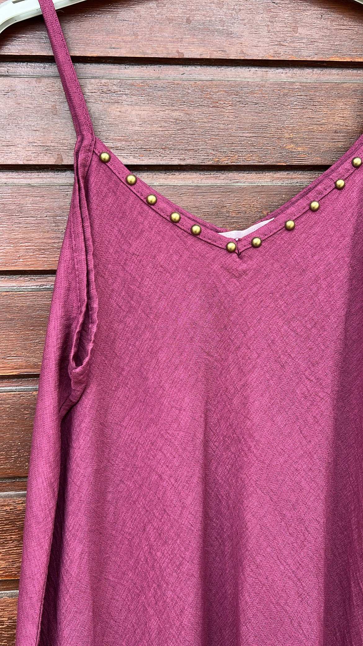 Vestido tachuelas burdeos