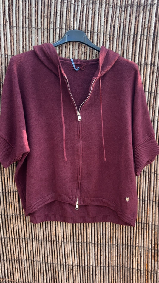 Chaqueta burdeos con capucha