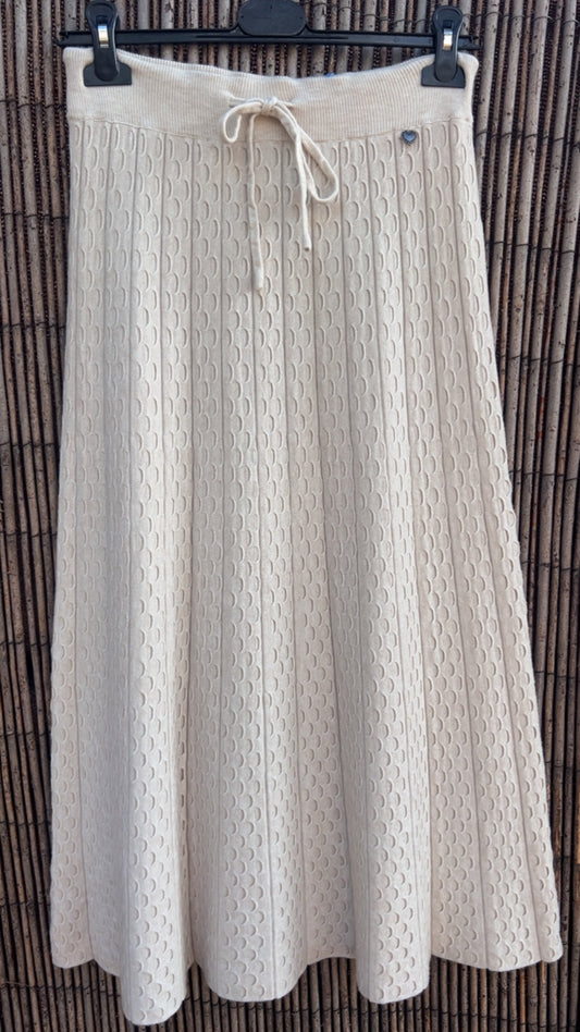 Falda beige punto detalle circulos