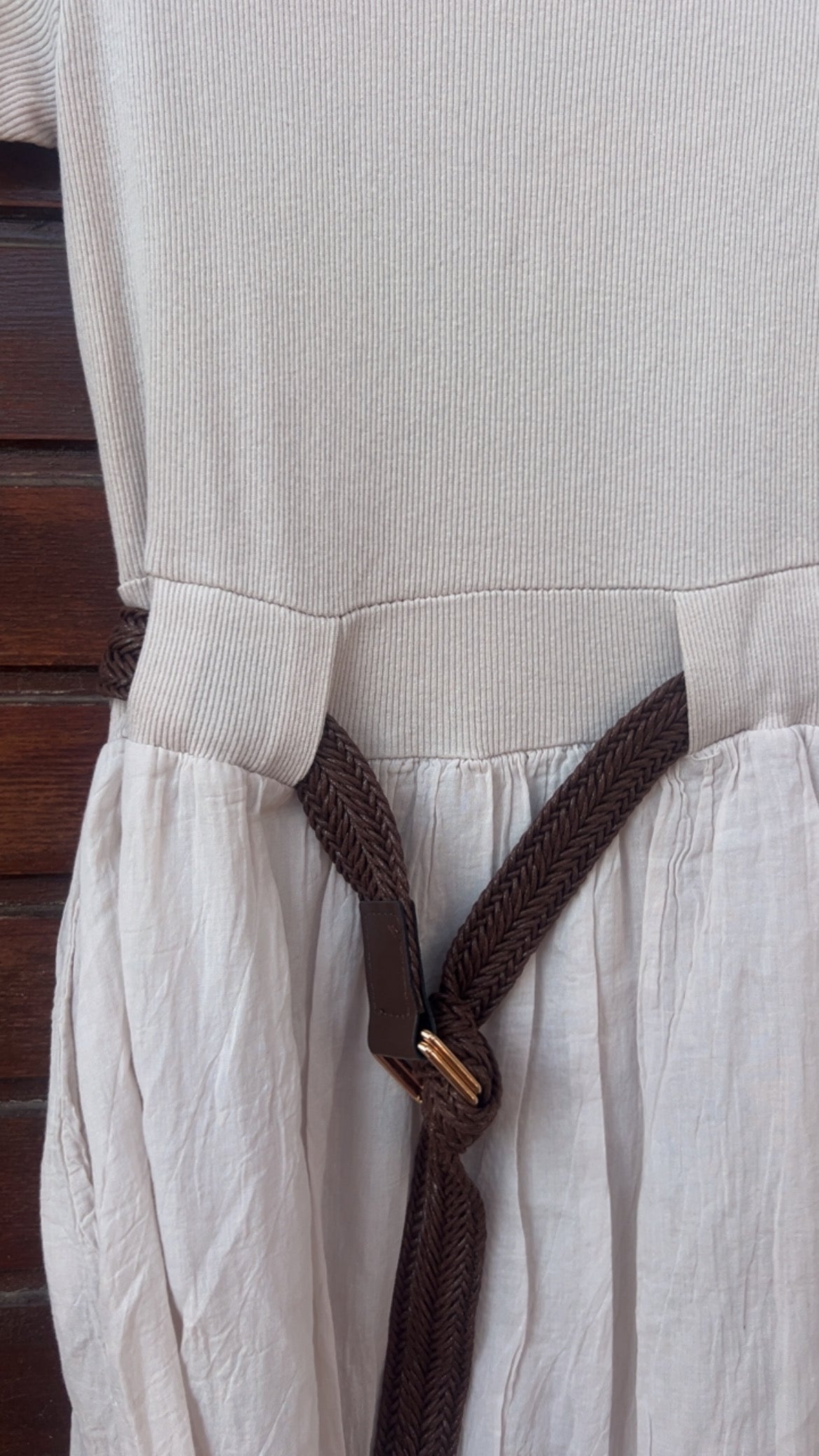 Vestido beige con cinturón