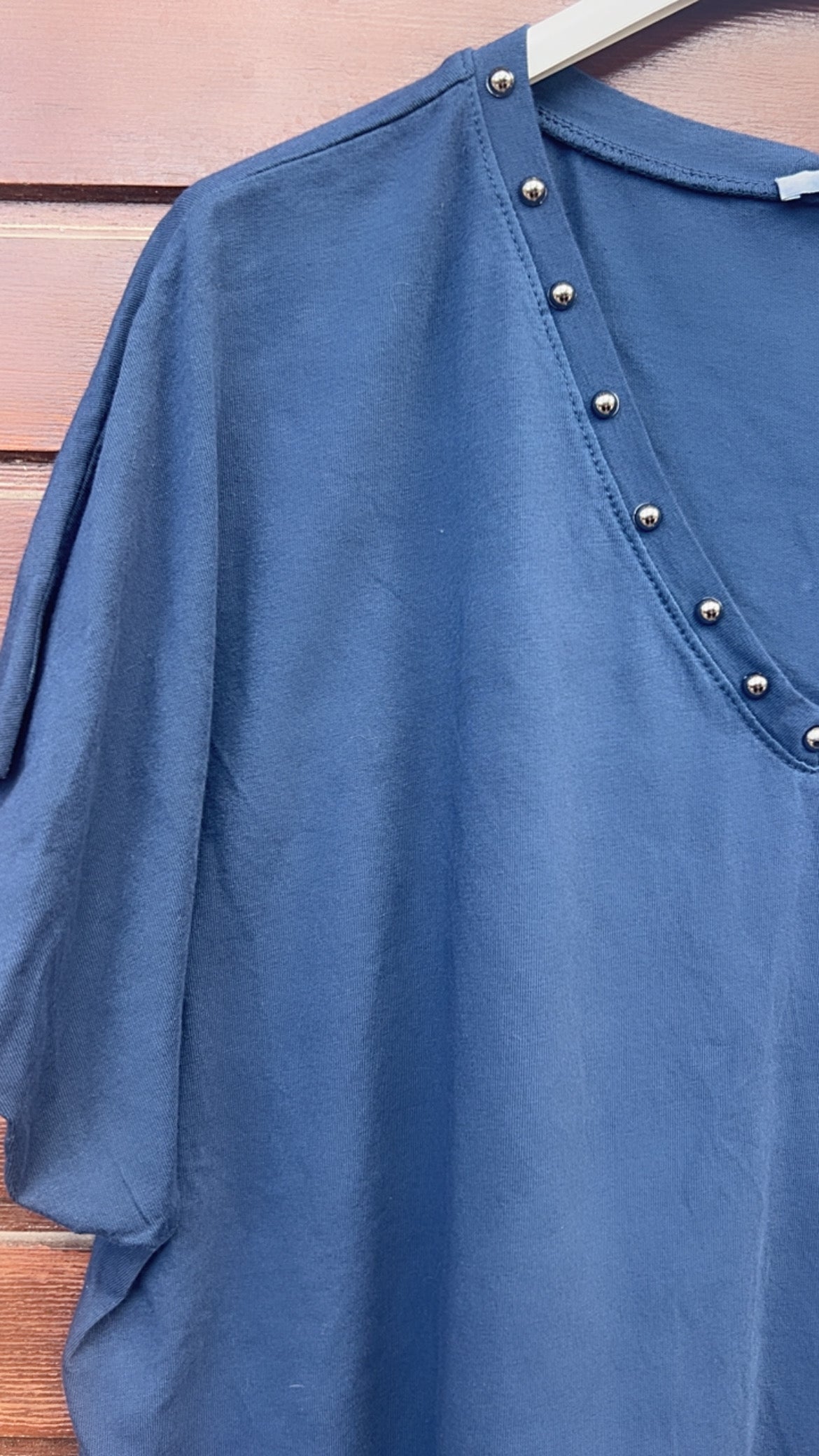 Camiseta marino tachuelas pico escote