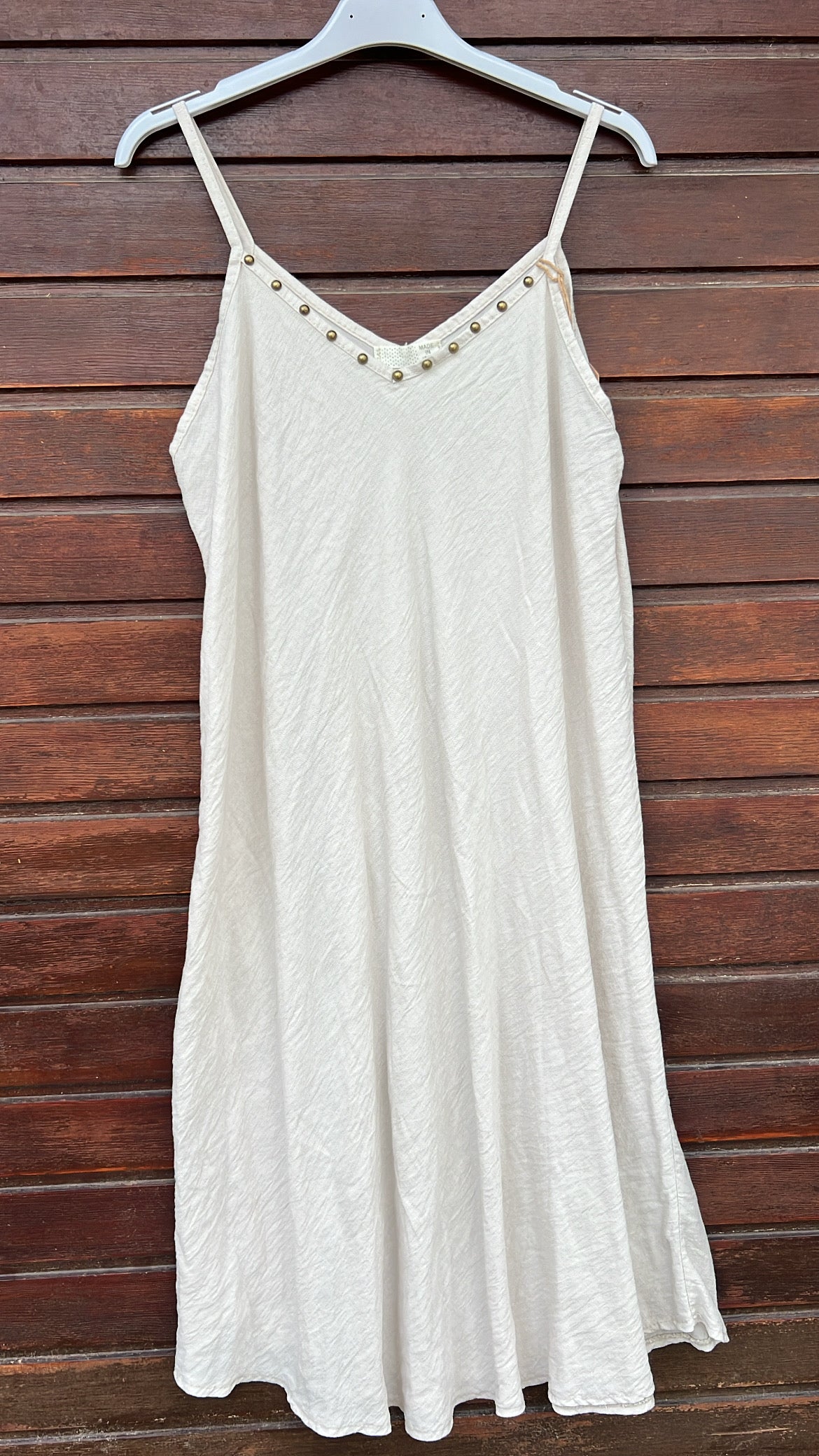 Vestido tachuelas beige