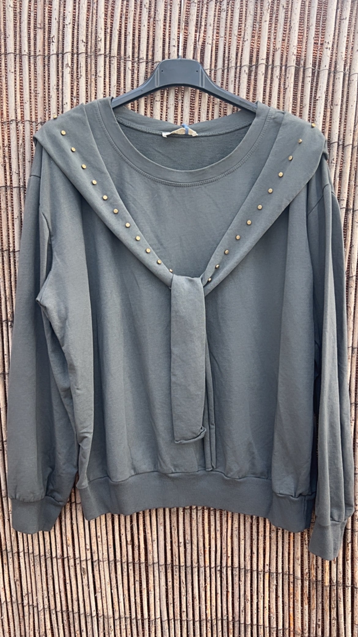 Sudadera gris tachuelas