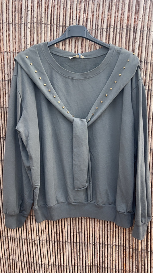 Sudadera gris tachuelas