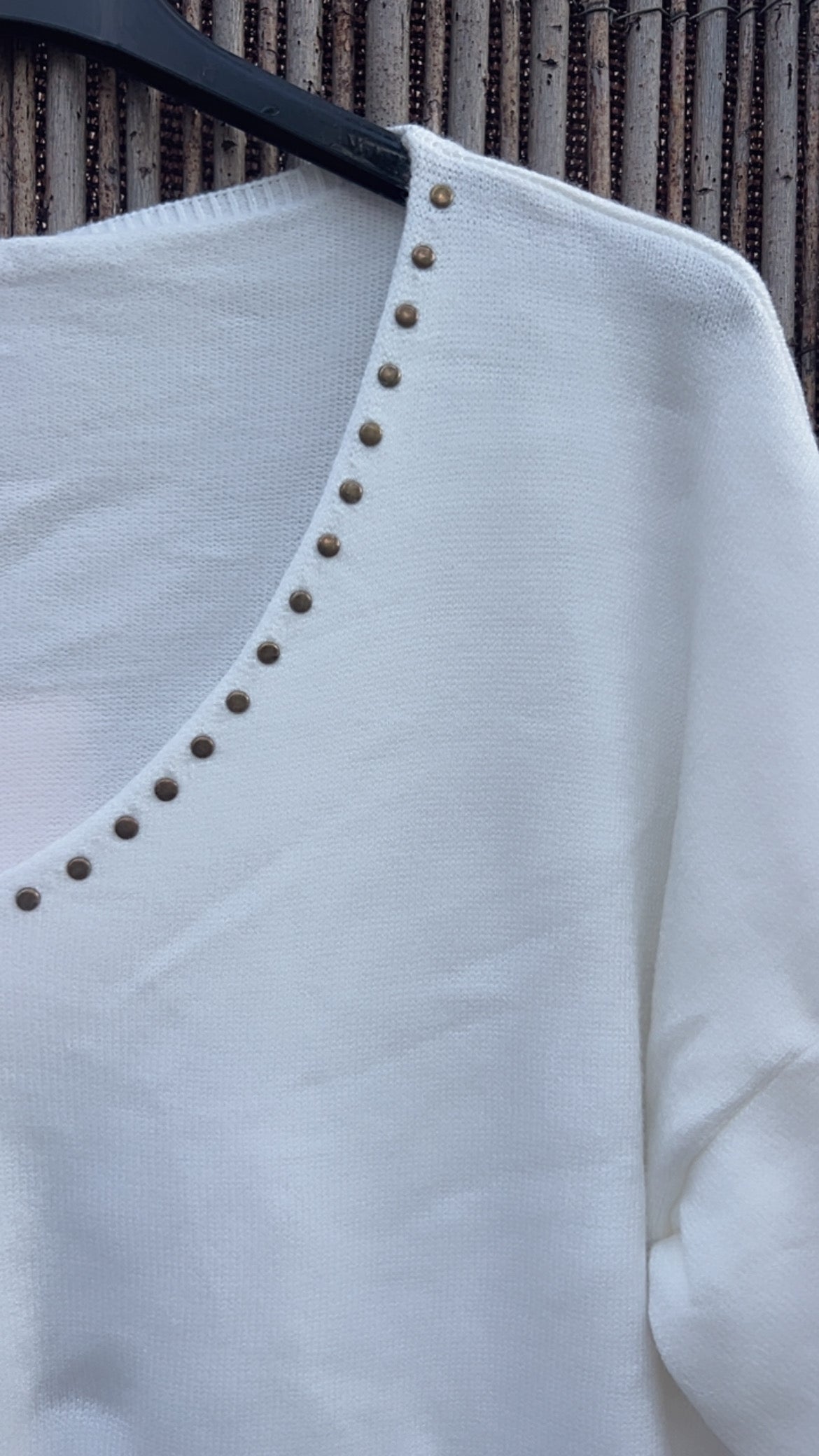 Jersey blanco pico tachuelas