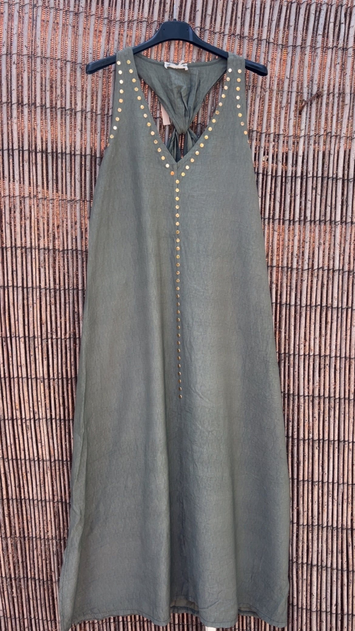 Vestido largo caki tachuelas