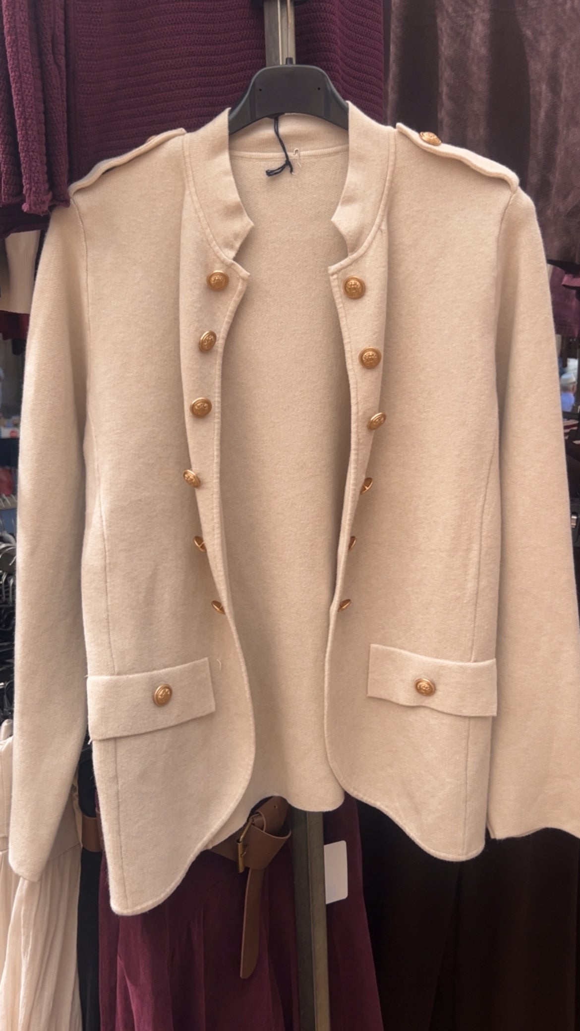 Chaqueta beige botones