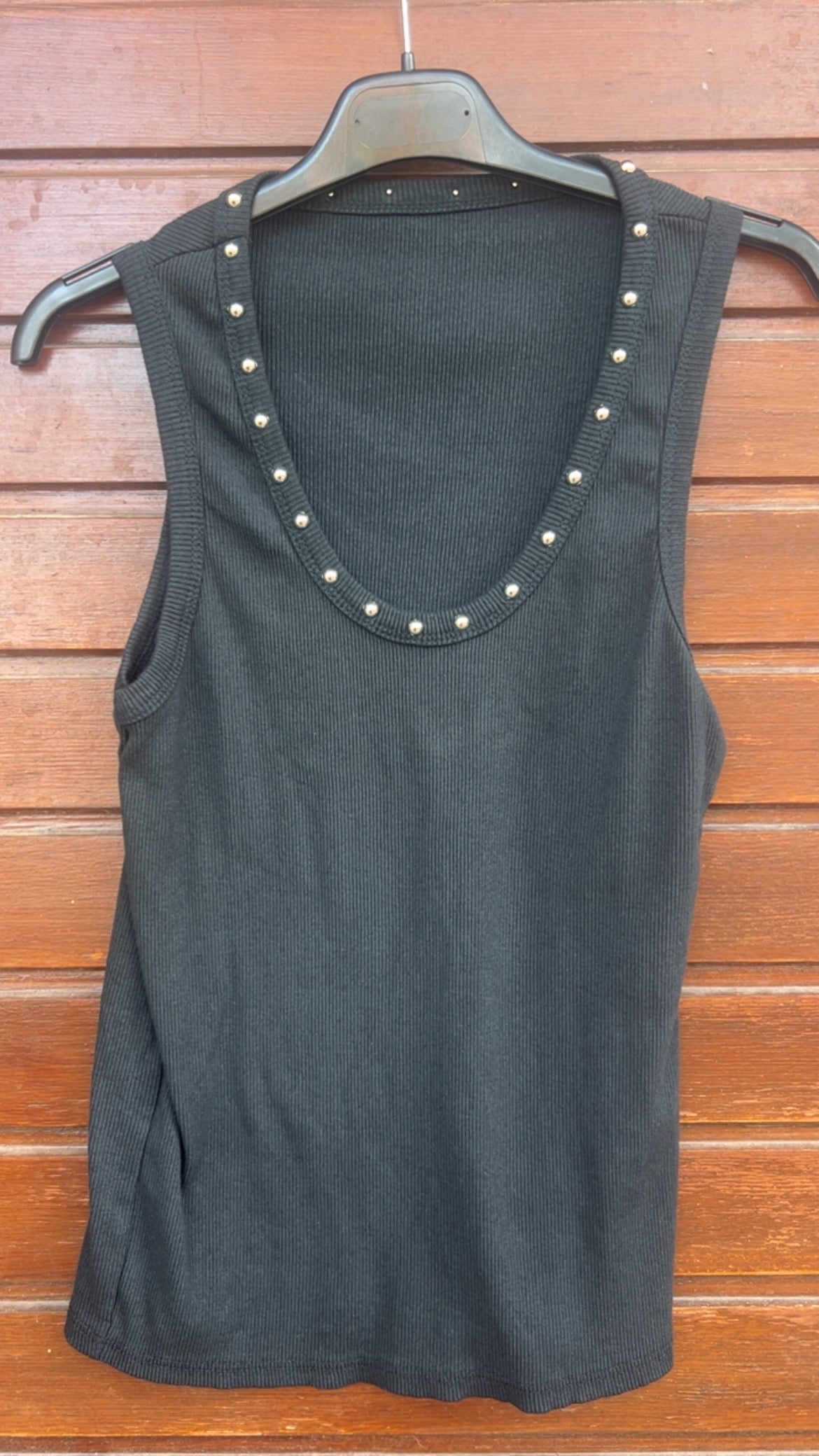 Top tachuelas negro entallado
