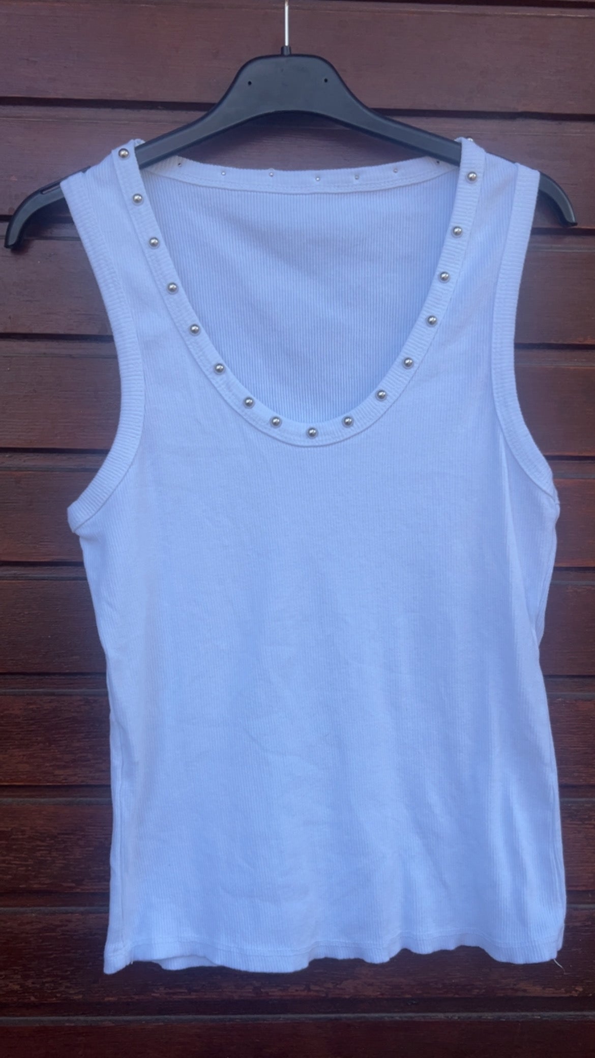 Top tachuelas blanco entallado